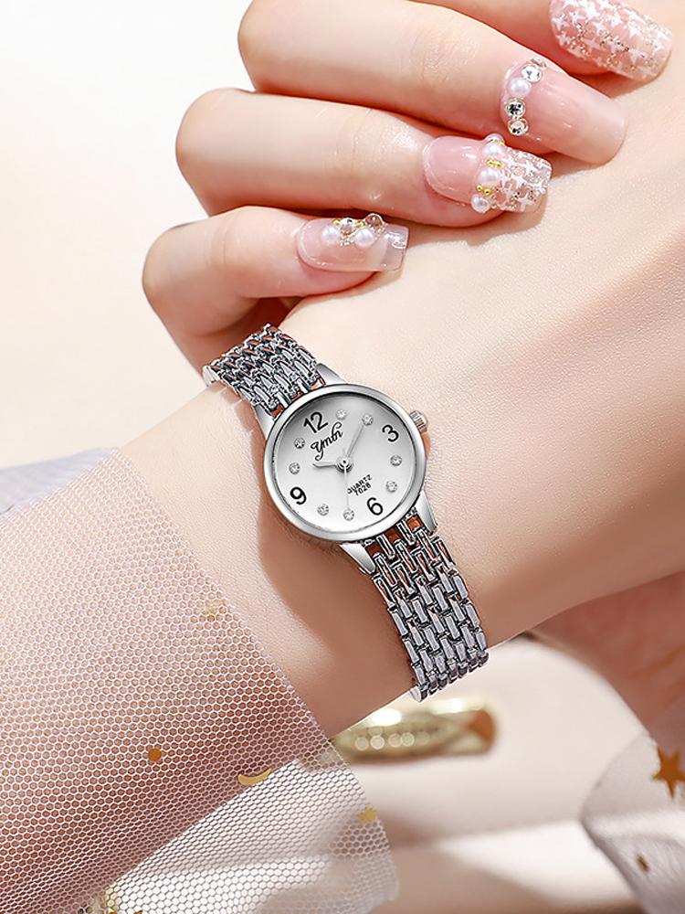 Diese Mini-Damenuhr mit kleinem Zifferblatt ist modisch, schlicht und vielseitig.. Es ist eine Quarzuhr im koreanischen Stil mit einem literarischen Flair.