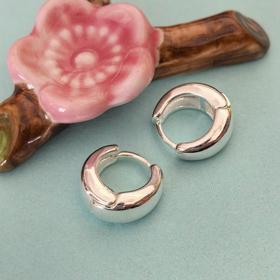 European High-End Luxury Smooth Stud Earrings: Fashionable Metallic Accessories for Women