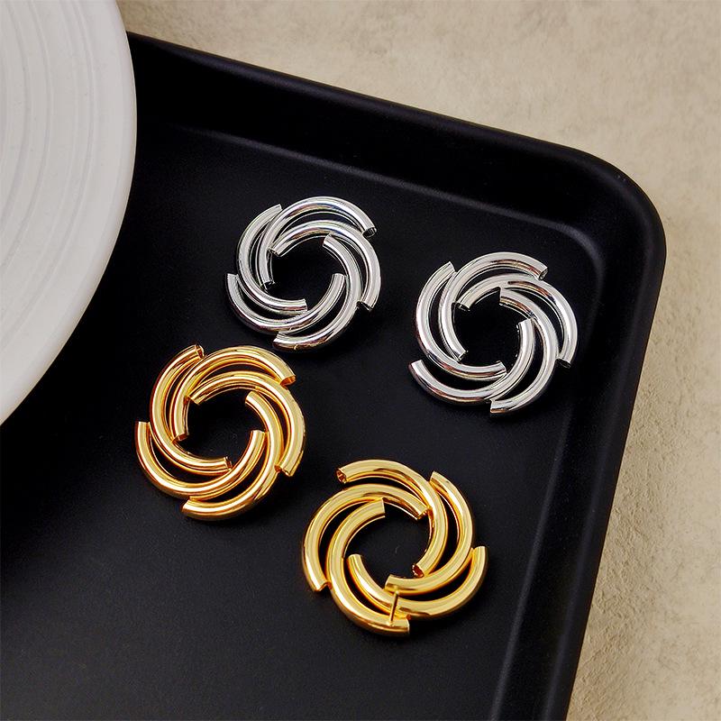 Evropské a americké módní květinové kulaté náušnice: Dámské stylové luxusní šperky s cvočky