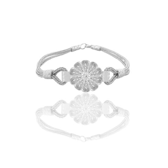 

Серебряный браслет ручной работы с филигранью и вышивкой казазие в виде ромашек