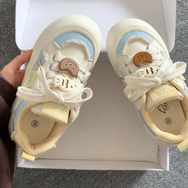 Die neuen Nischen-Schuhe mit dicken Sohlen und Brokat sind vielseitige und lässige Sneakers.