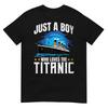 Jungen, die das RMS Titanic T-Shirt einfach lieben