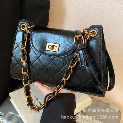 Large Capacity Bag Women's Autumn and Winter Retro 2025 New Versatile Shoulder Messenger Bag Diamond Chain Underarm Commuter Bag
