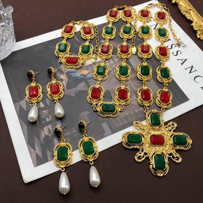 Vergoldetes Vintage-Set aus Halskette, Armband und langen Perlenohrringen