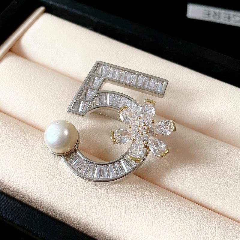 

Вращающаяся брошь «Цветок с цирконом и жемчугом» - Универсальный модный аксессуар для женщин