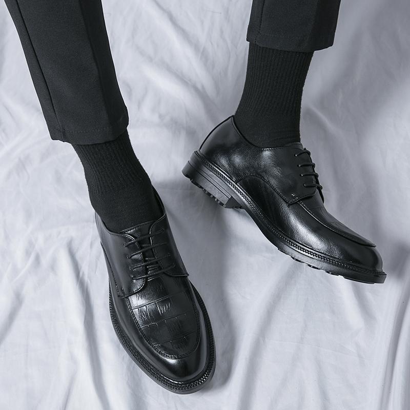 Mode Leder Herrenschuhe Schnürhalbschuhe mit spitzen Zehen Klassische Herrenschuhe für die Hochzeit Neue Ankunft Casual Lederschuhe Männer