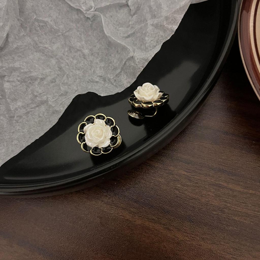 Pearl Mosquito Coil Disc Ear Clips: No-Pierce, Elegant French-Style Earrings for Women
