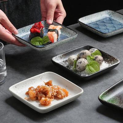 Kleine quadratische Keramikplatte zum Kochen und Servieren - Japanisches Porzellan-Geschirr für Restaurants und Zuhause