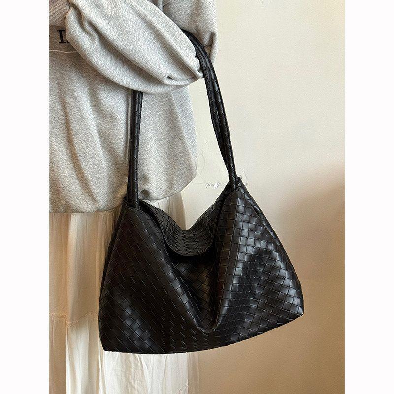 Knitted Tote Bag, Fashionable and Retro Handbag, High-end Shoulder Bag, Handbag for Carrying on The Arm