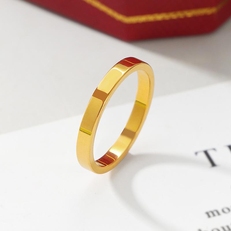 

Гладкое классическое кольцо из титановой стали с покрытием из 18-каратного золота – устойчивое к выцветанию, универсальное, простой подарок для пары на праздник Size 10