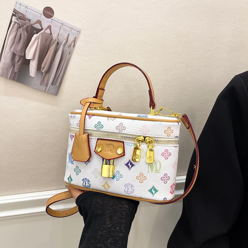 

Portable chain box bag women s new summer high-end design small bag versatile messenger bag різнокольоровий