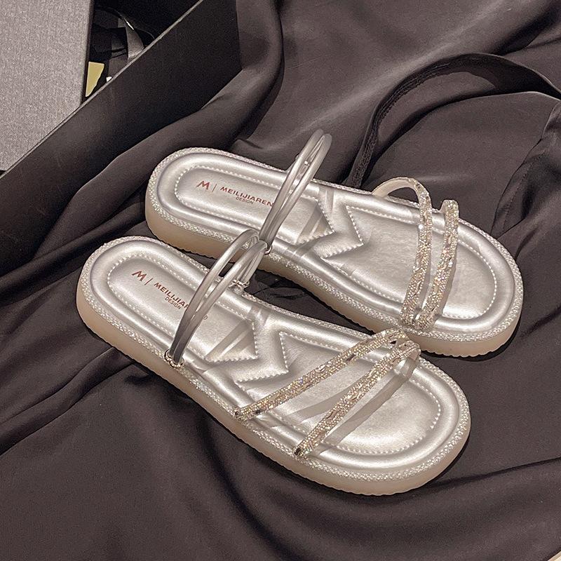 

Beautiful flat-soled sandals for women s summer wear 2025 new models with skirts, fairy wind soft soles, seaside beach two sandals 35 серебряный