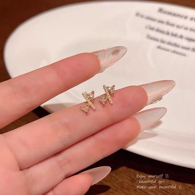 Raffinierte Zirkon Kreuz Mini Ohrringe - Elegant, Leichter Luxus Studenten Piercing, Vielseitiges Temperament Design