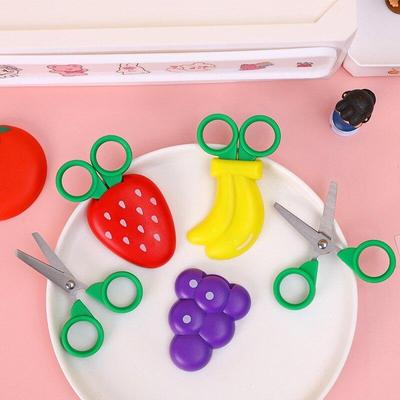 Mini-Fruchtschere für Kinder mit magnetischem Aufkleber, Kühlschrankmagnet, Karotte, Erdbeere, Traube, Banane, niedliche kleine sichere Schere, Geschenk für Kinder