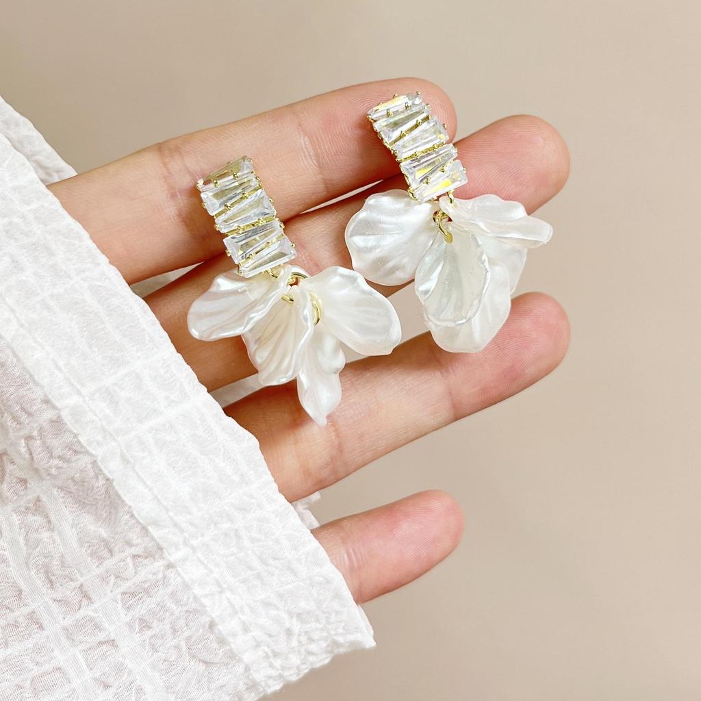 Vintage French Pearl No-Pierce Earrings: Elegant Luxury Clip-ons for Women