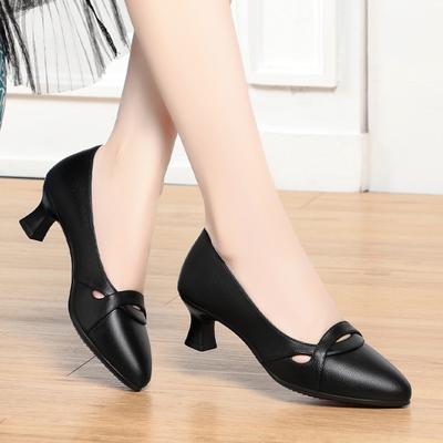 2025 Nuove Décolleté a Punta da Donna Matura Pelle Morbida Tacchi Sottili Primavera Estate Autunno Abito Scarpe da Ufficio da Donna Basic Elegante