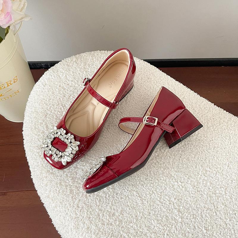 

Весенне-летние новые туфли Мэри Джейн, высококачественные, со стразами, квадратный носок, средний толстый каблук, ремешок с пряжкой на одну сторону, одинарные туфли женские 39 бордовый