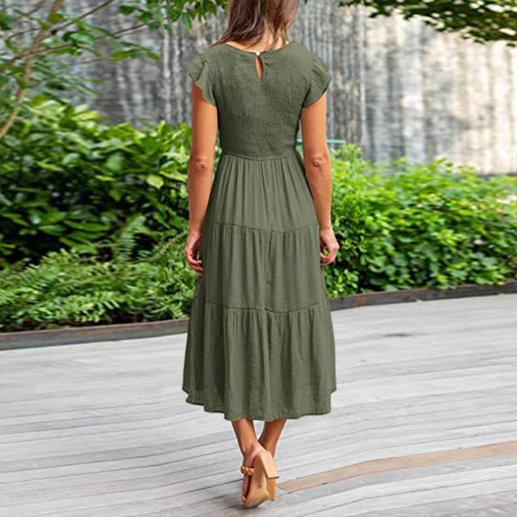 Lässiges und stilvolles farbiges gerafftes kurzärmeliges Kleid für den Weg zur Arbeit