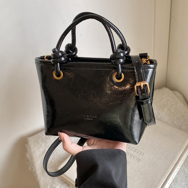 This year's popular bags are women's autumn and winter versatile 2025 new trendy fashion messenger handbag bucket bag