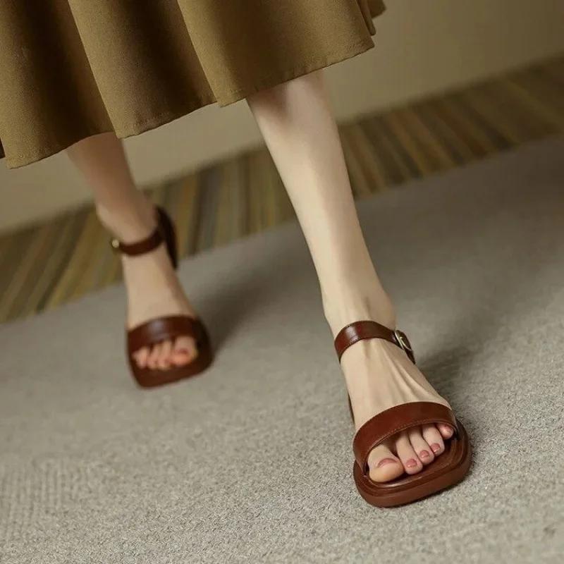 Minimalistische braune flache Sandalen | Quadratische Zehenpartie, zwei Riemen, Retro, lässiger Komfort