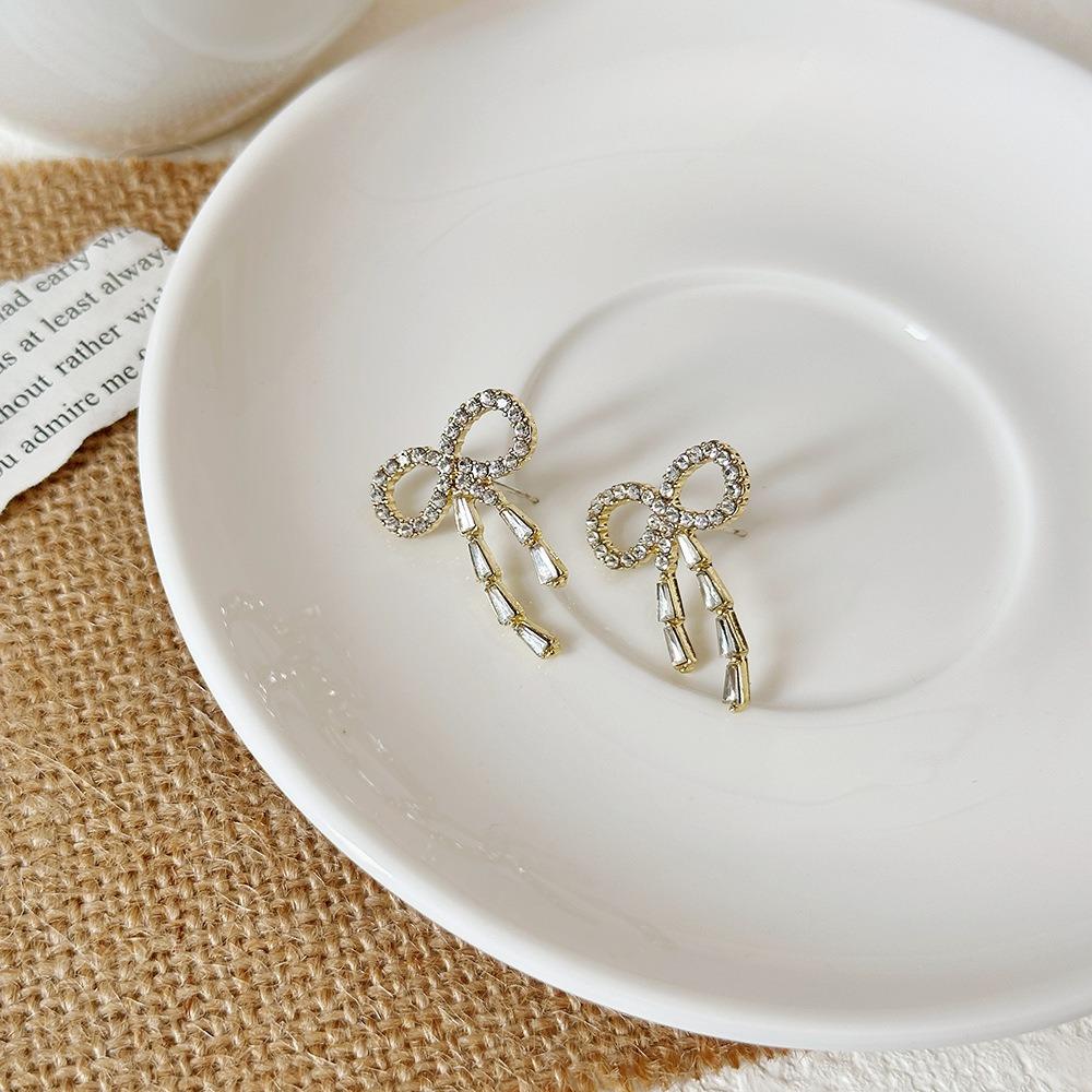 Silver Needle Diamond Bow Earrings Simple and Versatile High-quality Stud Earrings Women's Niche Light Luxury High-end Earrings