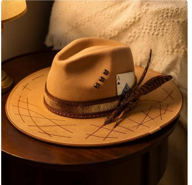 Kaffee-Breitkrempen-Jazzhut für Männer und Frauen, Retro-Mode, mit Nieten und Federn verzierter Fedora, Panama-Strohhut, neuer Stil