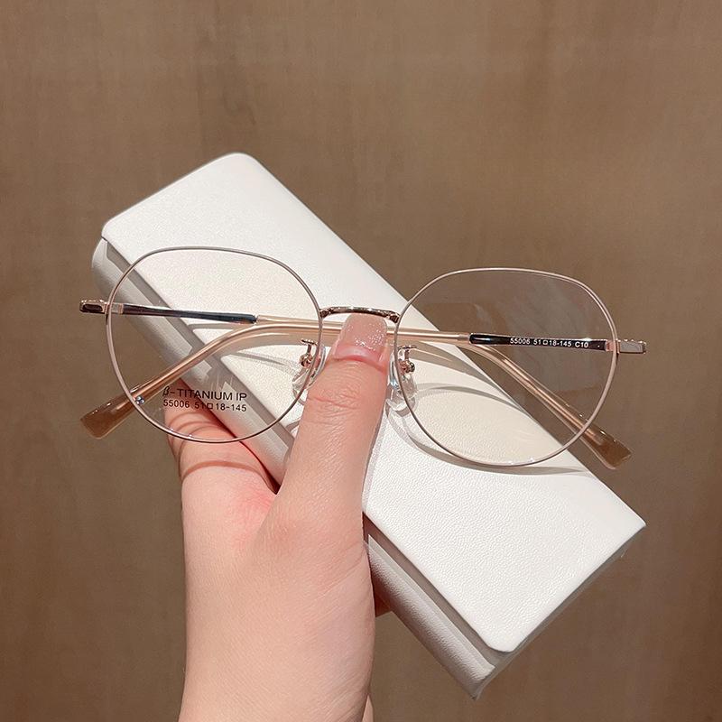 Monture de lunettes polygonale rétro en métal uni. Visage rond. Peut être équipée de verres correcteurs.