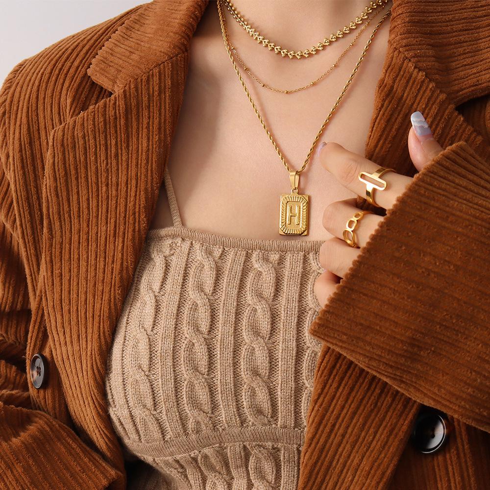 Qiong Yao Hip Hop 26-Letter Square Pendant Necklace, Clavicle Chain, 18K Gold Plated Titanium Steel.