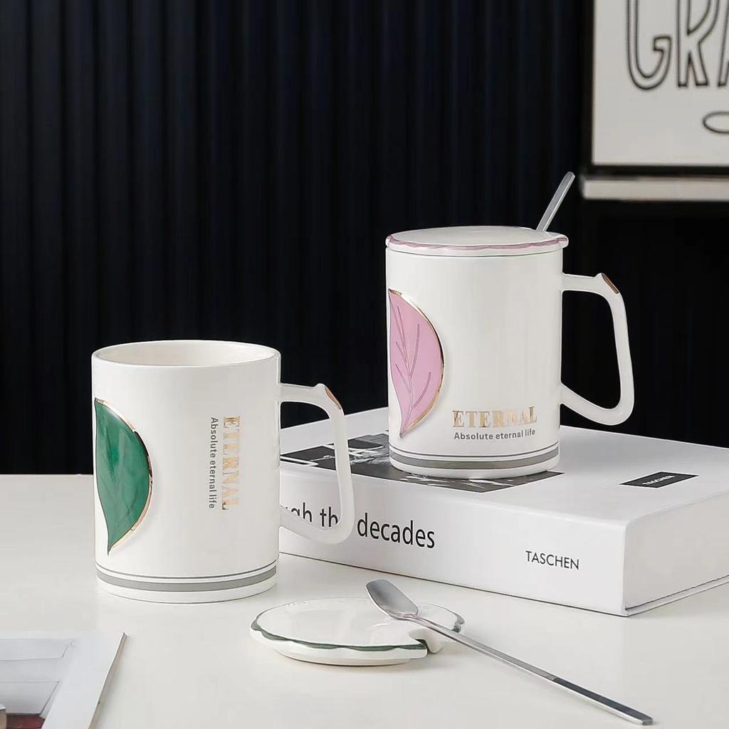 Kreative geprägte Keramiktasse mit Blattgold, Deckel und Löffel, Nachmittagstee-Kaffeetasse, Pärchenbecher, Exquisite Souvenirtasse