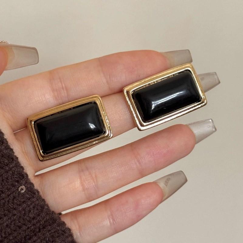 

Korean Minimalist Geometric Rectangle Unique Design Earrings for Women Suitable for Daily Commuting Outfits