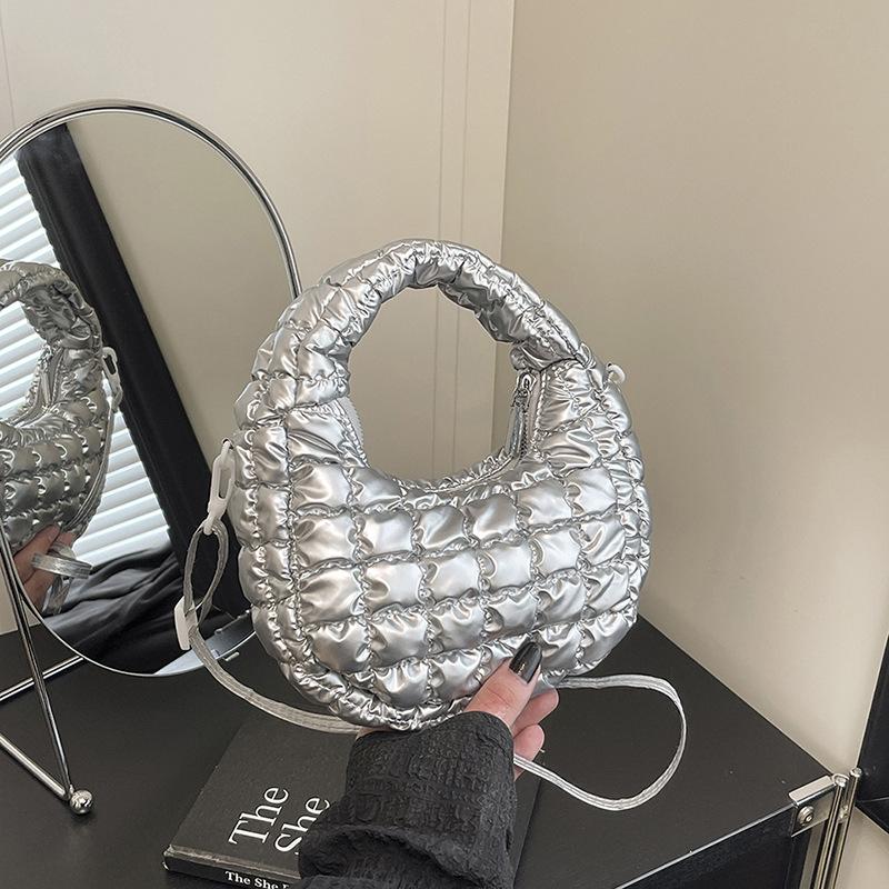 

Summer niche bag women s new lightweight versatile messenger bag pleated portable small bag dumpling bag серебряный