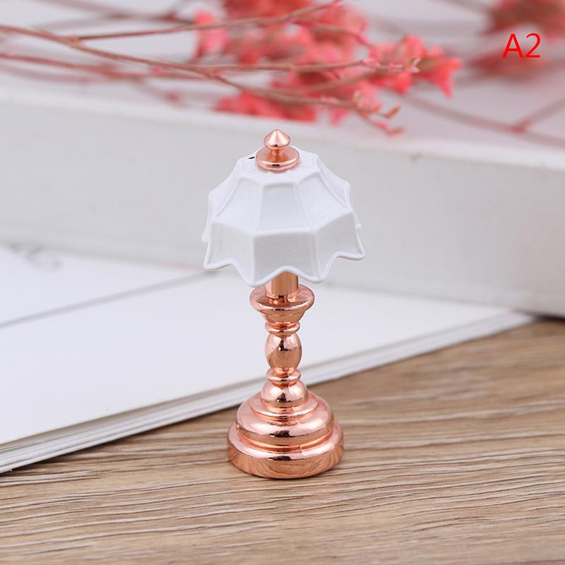 1:12 Maison de poupée Miniature Plastique Métal Rétro Lampe Lumière Alimentée par Pile Bouton Ornement Décorations de Noël