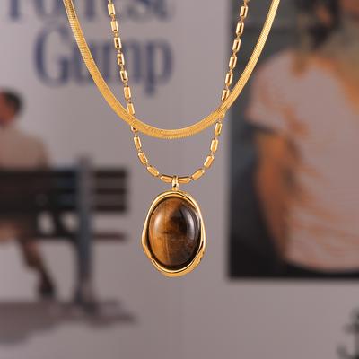 Ciondolo in pietra occhio di tigre ovale a forma di lama con perline di riso, catena per clavicola, design impilabile a doppio strato, da donna, in acciaio al titanio placcato in oro