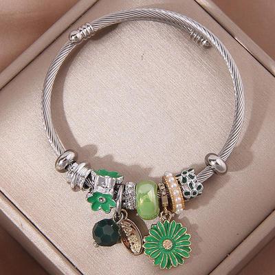 Stilvolles Gänseblümchen Anhänger Armband: Mehrere Elemente, Einfach und Persönlich