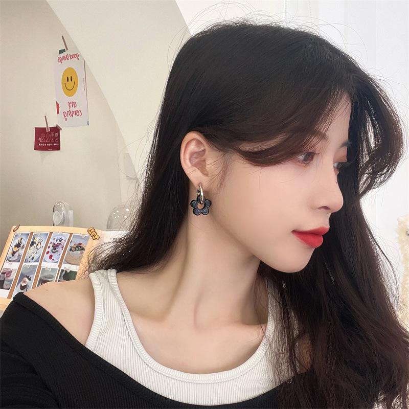 Korean Retro Cute Black Resin Flower Sweet Cool Flower Contrasting Color Circle Earrings Metal Cold Wind Design Sense