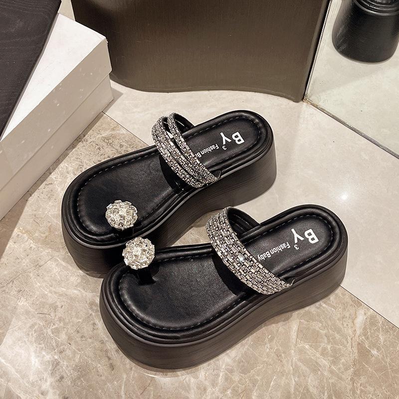 

Премиальное ощущение с юбкой пляжные тапочки женские летние 2025 года новые увеличивающие рост верхняя одежда черные приморские толстые подошвы классные тапочки 34