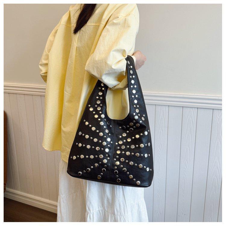 Fashion Retro Rivet Locomotive Bag Shoulder Armpit Bag Fashionable Versatile Large Capacity Portable Tote Bag