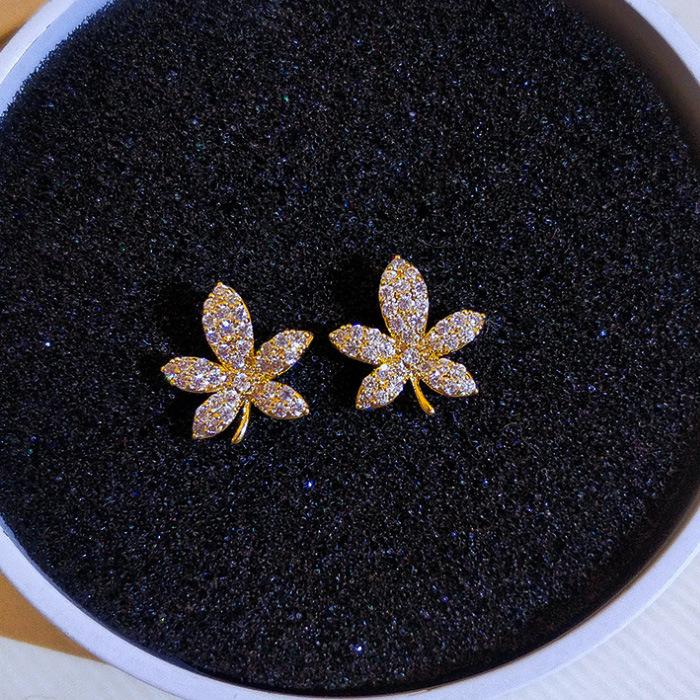 Maple Leaf Stud Earrings Trendy Simple And Versatile High-End Earrings Niche Elegant Women'S Earrings