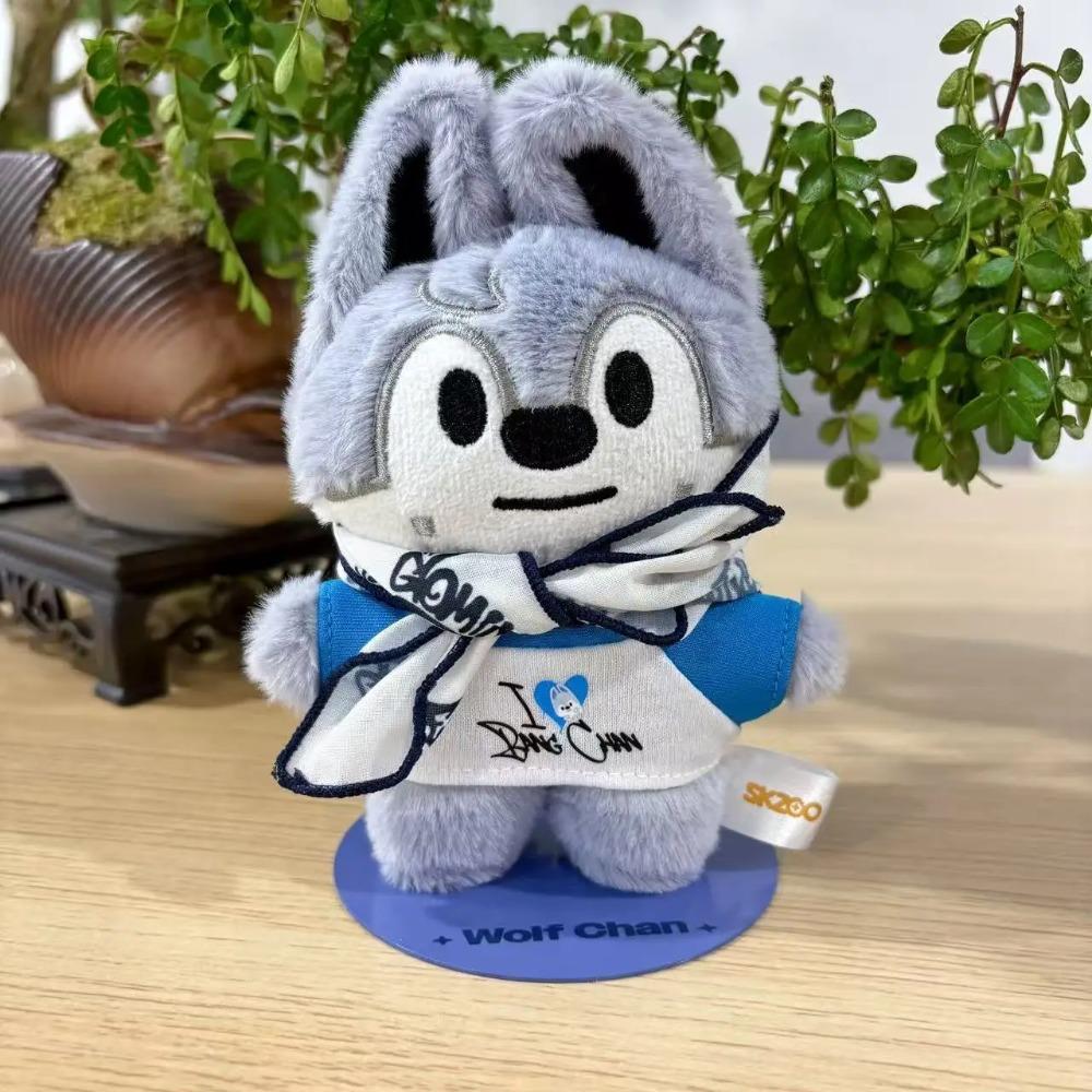 Najnowszy pop-up store skzoo w 2025 roku zawiera magnetyczną lalkę stojącą w uroczej kreskówkowej pozie jako figurkę prezentową oraz celebrytę.