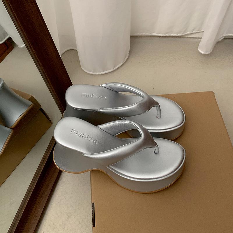 

Модные интернет-знаменитости взрывной черный толстоподошвенные шлепанцы женские летние 2025 новые нескользящие увеличивающие рост крутые тапочки 40 серебряный