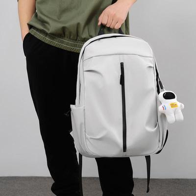 Zaini alla moda per studenti: design casual, da viaggio e adatti al computer.