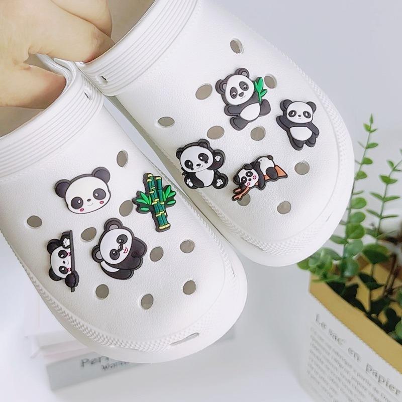 8 Stück Mode Schuhanhänger für Clogs Set Zubehör Lochschuh Schnalle Niedlicher Panda Bambusblatt DIY Schuhdekorationen