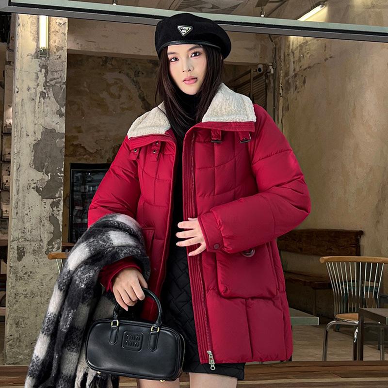 

Свободная и тонкая утолщенная пуховая хлопковая одежда женская средней длины зимняя из овечьей шерсти с воротником-стойкой хлопковая куртка XXXL красный