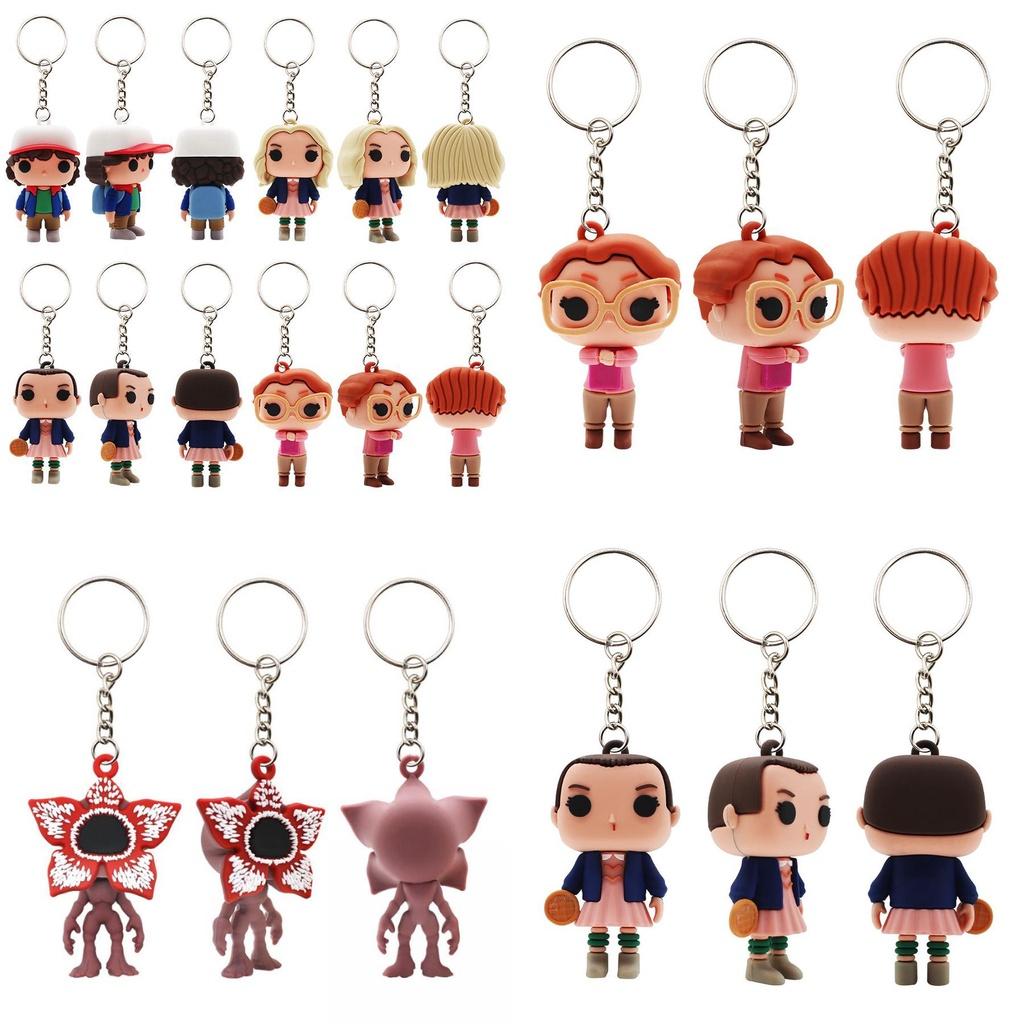 Cufundați-vă în lumea Stranger Things cu acest breloc din PVC!