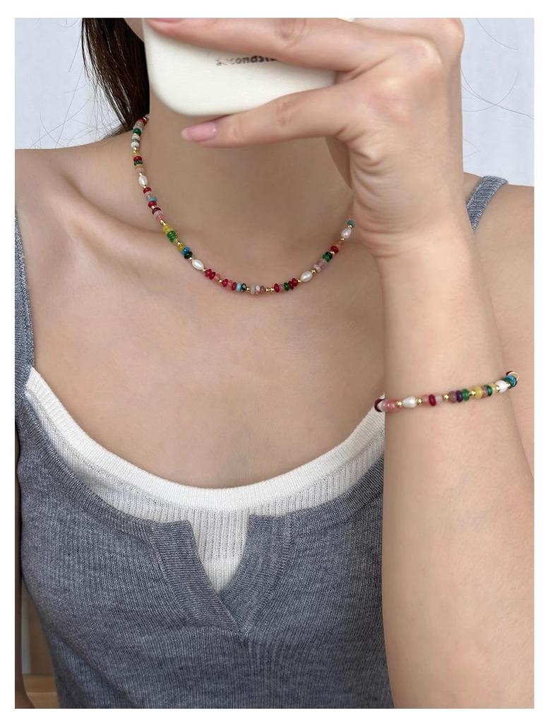 Barevný křišťálový retro náhrdelník s říčními perlami a přírodními kameny pro ženy