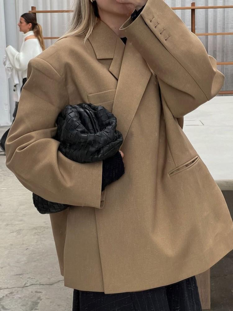 

2024 Женская спортивная куртка свободного кроя в европейском и американском стиле с боковыми разрезами, карманами и скрытыми пуговицами