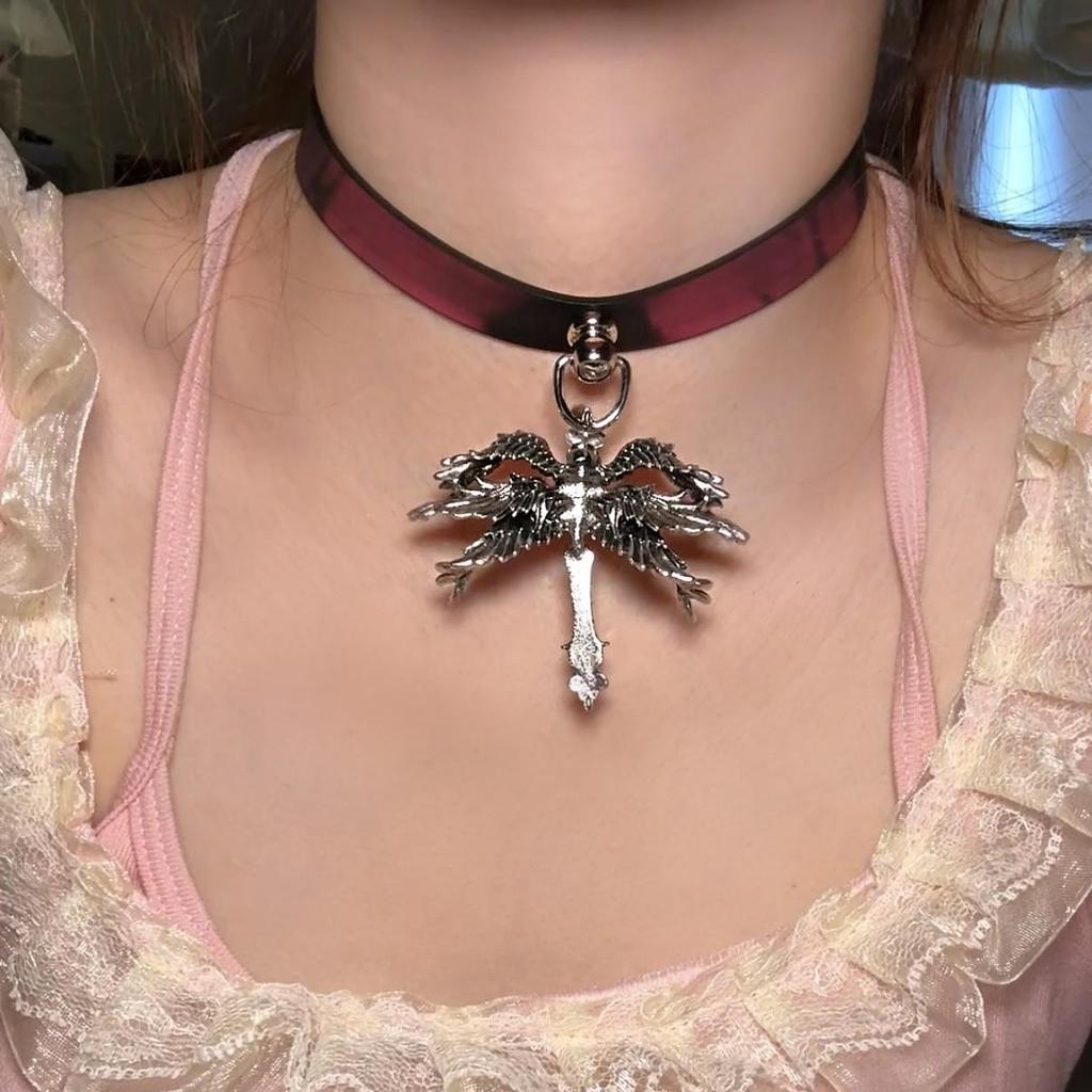 Chique Pittige Meisje Leren Bel Choker Ketting – Uniek Minderheidsontwerp