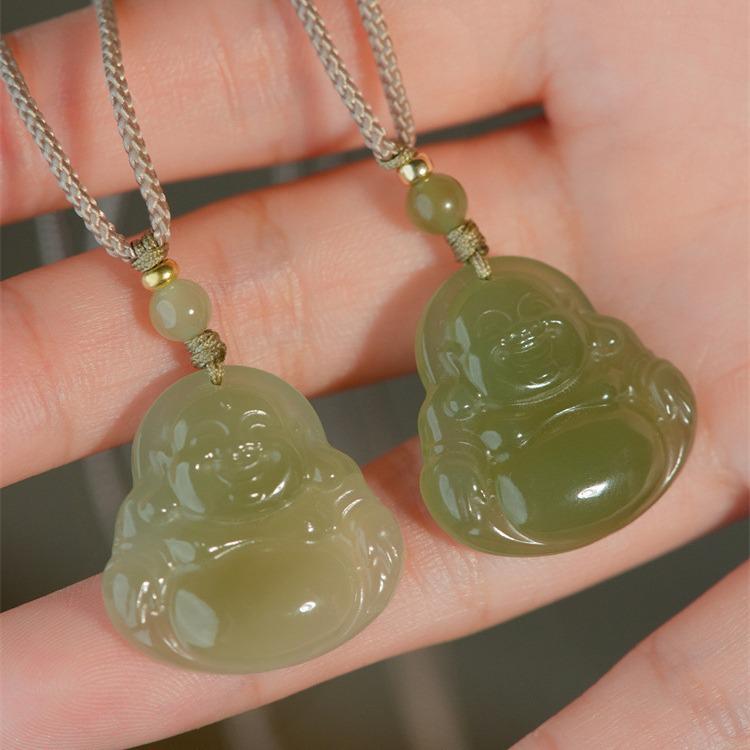 Natürliche afghanische Jade Maitreya Buddha Anhänger Halskette mit Pulloverkette und gewebtem Seil.
