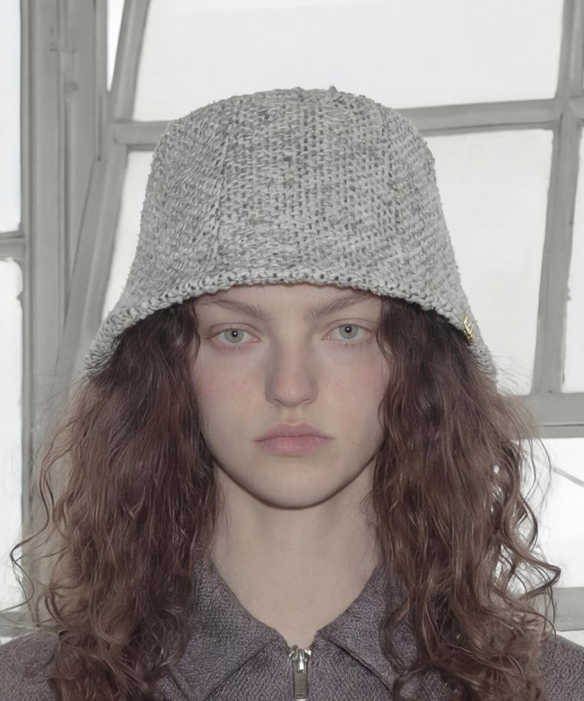 Eondeokeonteulolseutyudio Boucle Winter Bucket Hat Stand Bucket / Dot Boucle / Ivory