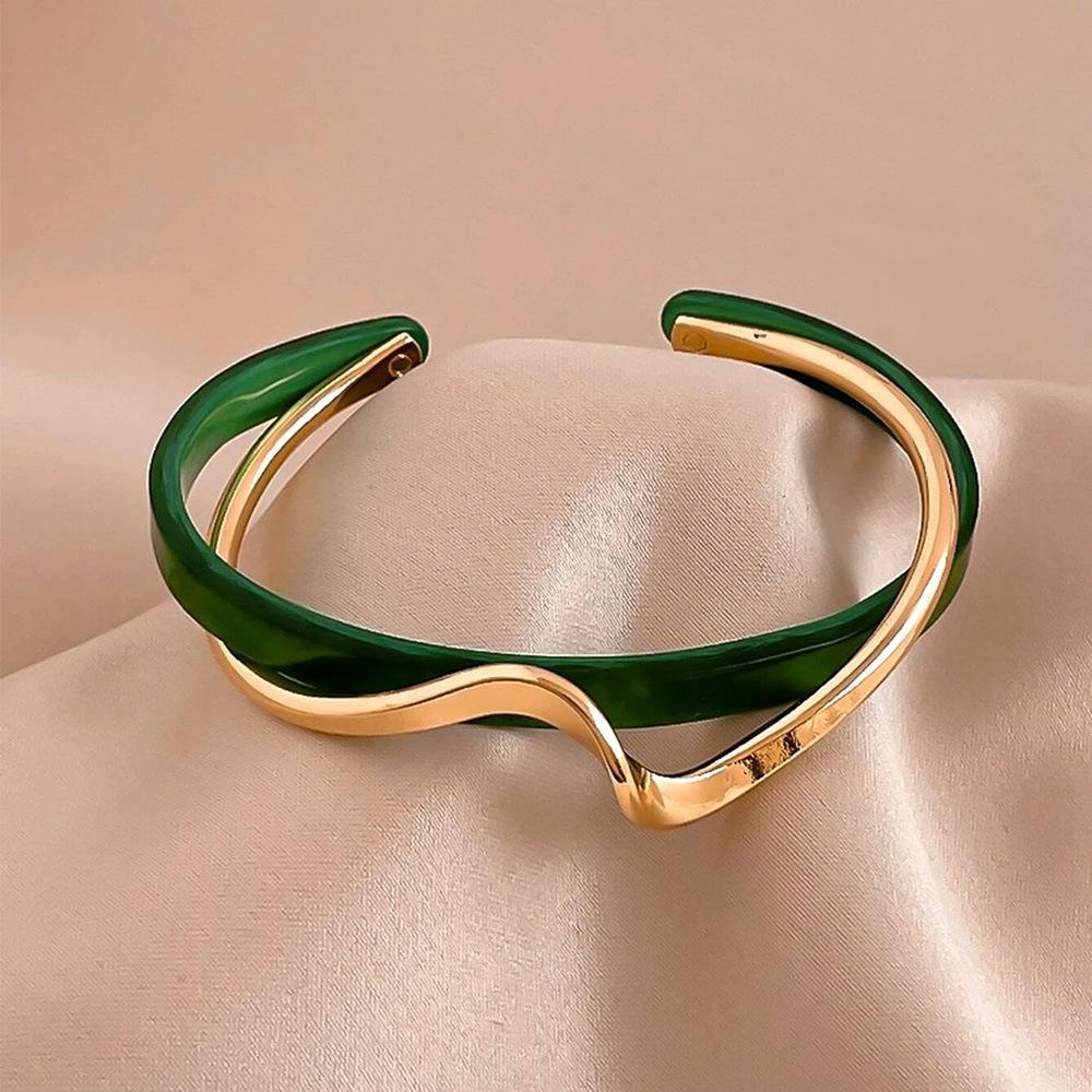 Eco-Friendly Alloy Open Cuff Bracelet Adjustable Size Lightweight Durable Modern Design Suitable for Daily Wear and Special Occasions